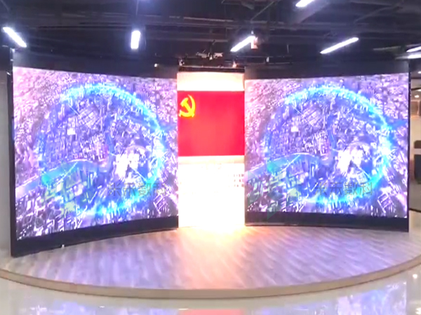 滑轨屏弧线移动