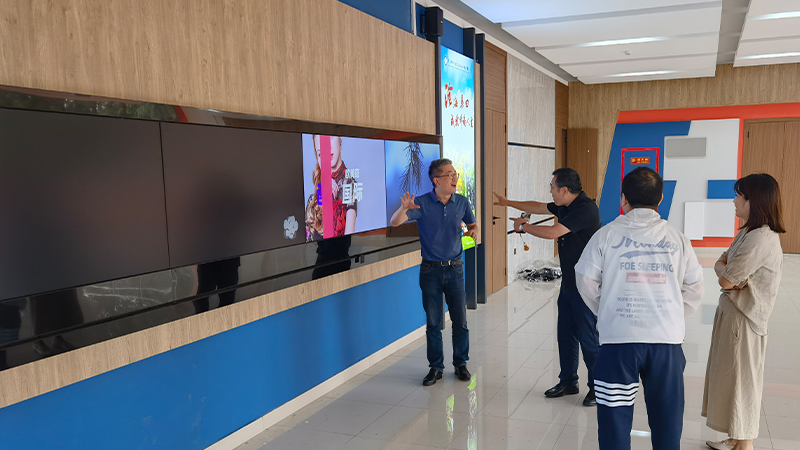 鄞州二小多媒体联动滑屏服务现场