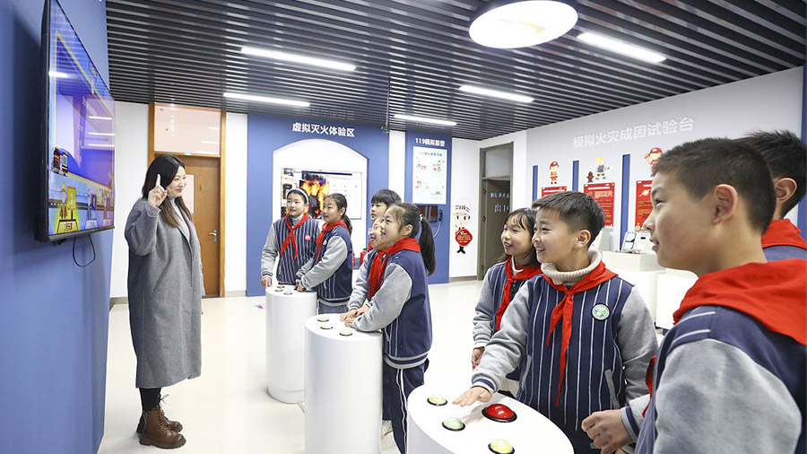 青少年法治展厅中法治知识答题游戏